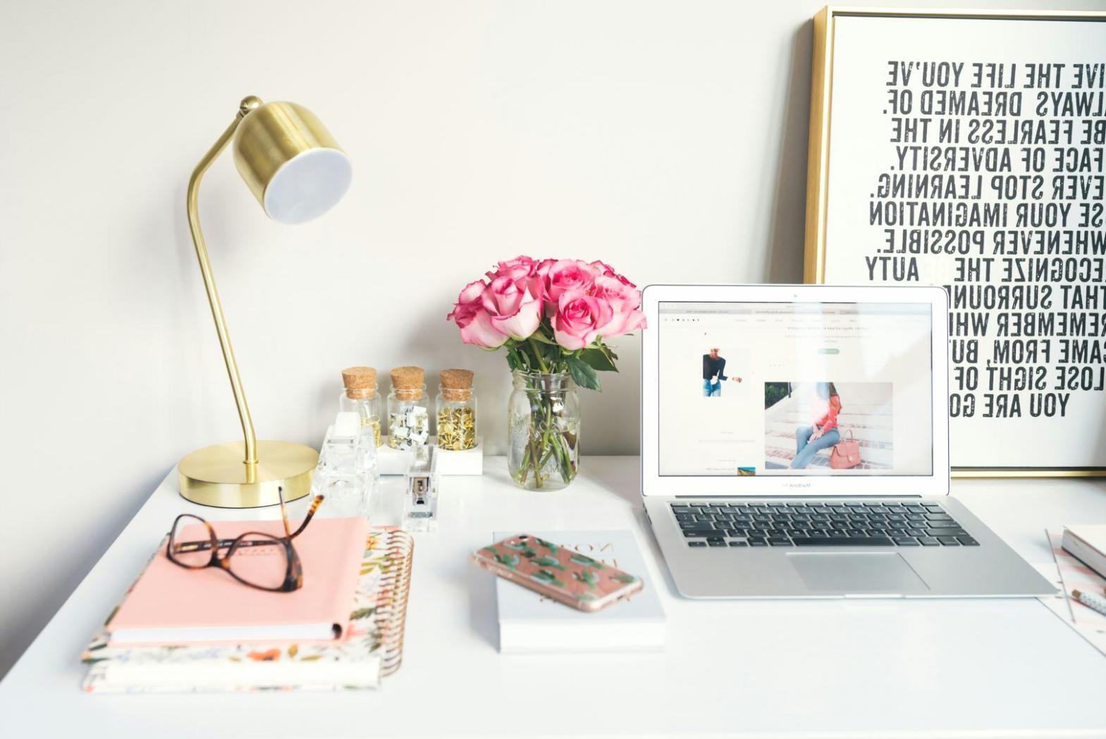 Team bei der gemeinsamen Arbeit an einem Projekt