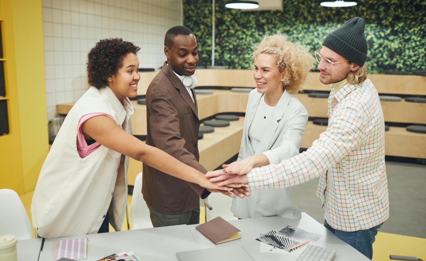 Team bei praktischer Übung zur Kommunikationsverbesserung