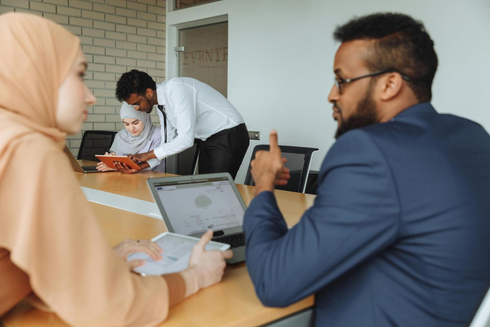Team beim gemeinsamen Brainstorming in modernem Büroraum